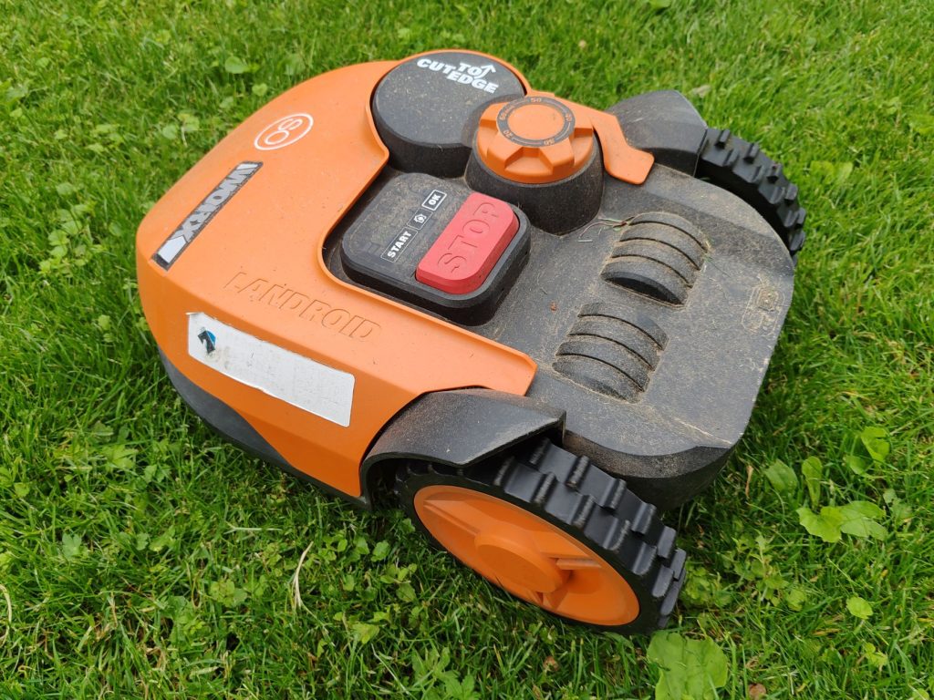 Robot de tonte autonome sur une pelouse de jardin, appareil responsable de nombreuses blessures de hérissons