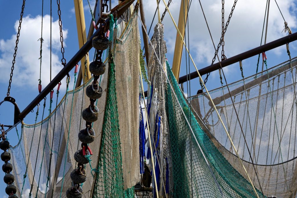Chalutier tirant son filet de pêche en pleine mer
