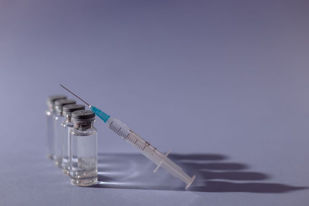 Préparation d'une injection vaccinale dans un cabinet vétérinaire